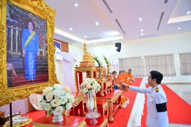 ทำบุญตักบาตรพิธีบำเพ็ญกุศลอุทิศถวายเป็นพระราชกุศล