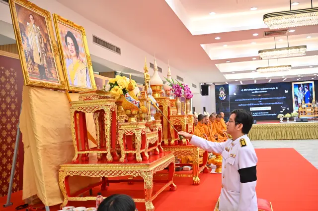 พิธีทำบุญตักบาตรและวางพวงมาลา “สถิตในใจไทยนิรันดร์”